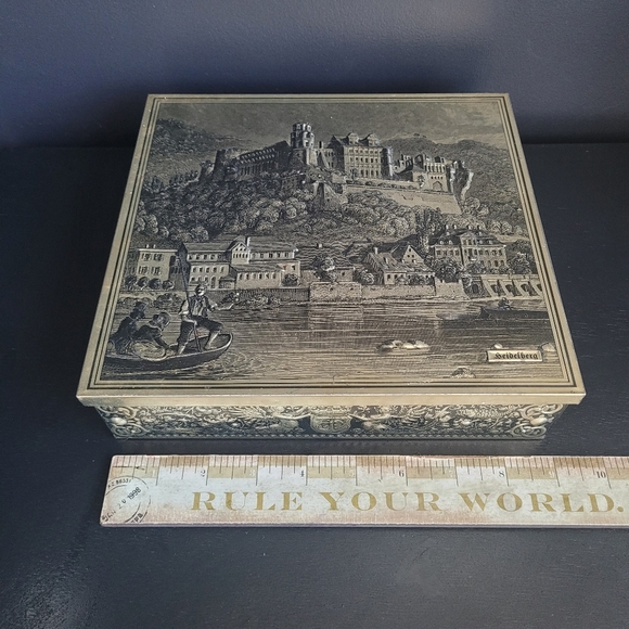 2 Vintage Embossed Tin Boxes - Rembrandt, Old World Castle, Europe, Musketeers - Picture 13 of 13